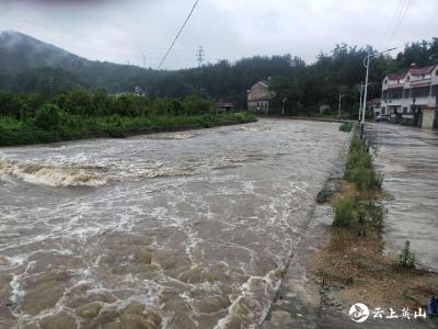 暴雨来袭，英山干群积极开展防汛救灾工作 