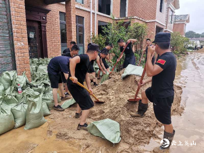 强降雨引发泥石流等灾害 英山特巡警大队到板桥村紧急抢险