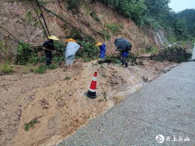 【快讯】英山雷家店镇干部群众积极投身抢险救灾