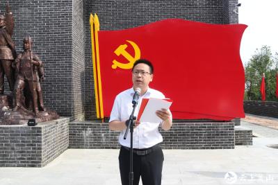 英山县开展县直机关、“两新”组织新党员集中宣誓暨全县党员代表过“政治生日”活动