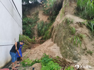 英山南河中学：趁着雨隙排涝抢险