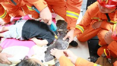 兩歲孩子頭部被卡，英山消防緊急幫助脫險