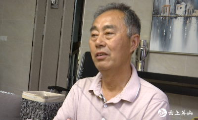 【聚焦两会】英山离退休老干：居家看两会   热切话发展