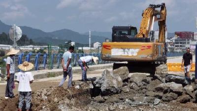 英山县农村公路局打响灾后水毁公路修复战 