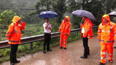 暴雨致英黄线塌方交通中断，英山县农村公路局全力抢险保畅通