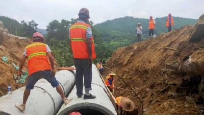 英山縣農(nóng)村公路局全力以赴搶修水毀公路雷孔線