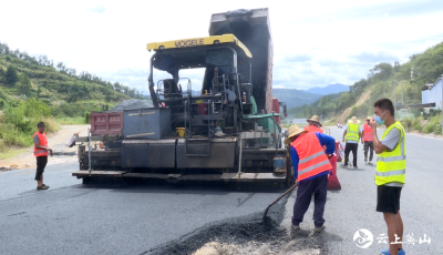 【视频】英山环城一级路进入道路刷黑阶段