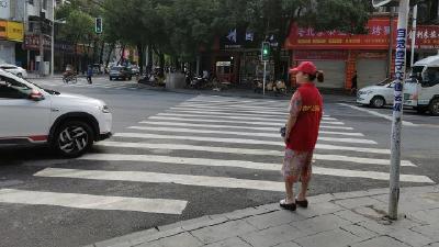英山縣農(nóng)村公路局文明勸導(dǎo)志愿服務(wù)在行動(dòng)