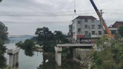 【快讯】英山S201省道三分湾桥成功吊装第一块桥梁板