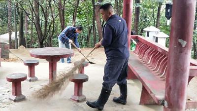 英山縣林木種苗管理站開展清潔護(hù)園行動