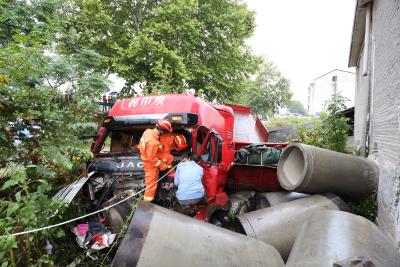 雨天路滑挂车冲下深沟    英山消防紧急救援被困司机