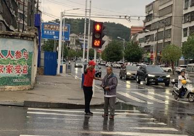 【創(chuàng)文創(chuàng)衛(wèi)】雨中的“小紅帽”      