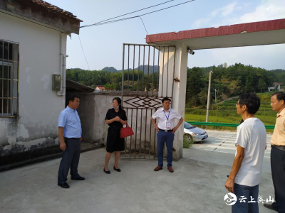 英山县温泉镇疫情防控督导组到教学点检查疫情防控工作 