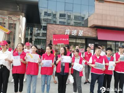 英山一中学子走街串巷宣传拒绝餐饮浪费