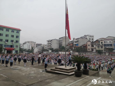 英山温泉小学举行新学期升旗仪式