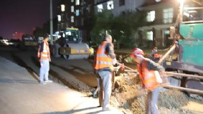 英山縣農(nóng)村公路局：挑燈夜戰(zhàn)趕進度 確保九龍大道元旦前順利通車