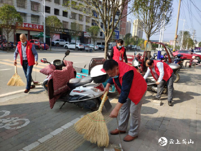 英山县实小党员教师进社区开展环境整治活动