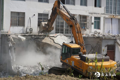 英山县城管执法局对违法建（构）筑物进行集中拆除