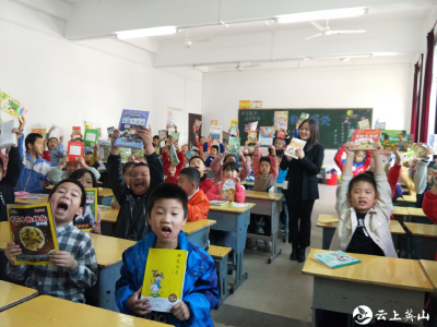 英山县温泉小学：“流动图书”助力书香校园建设