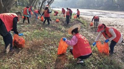 英山縣自然資源和規(guī)劃局開展河庫環(huán)境治理文明實踐活動