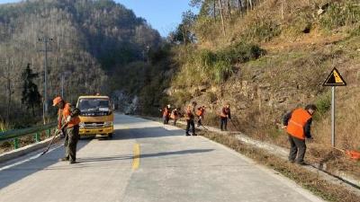 英山縣農(nóng)路局積極開展農(nóng)村公路冬季養(yǎng)護工作 