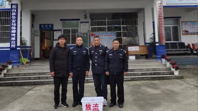 英山縣農(nóng)業(yè)執(zhí)法大隊、楊柳派出所接力護送“娃娃魚”回家