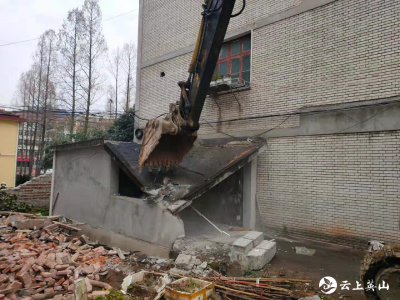 英山多部门联合拆除一处历史违建150余平米