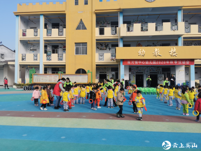 南河教育：“红马甲”闪亮幼儿园运动会