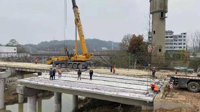 南沖畈新大橋順利完成最后一塊橋梁板吊裝 