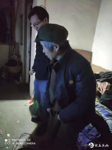 三老人走亲迷路被冻困候车亭   孔家坊乡好心巡逻员助其回家