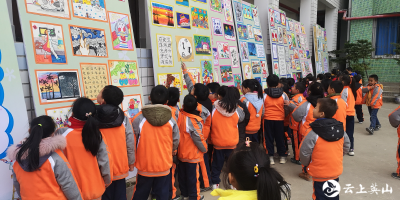 英山温泉小学举行“童真、童趣、同欢乐”新年书画展
