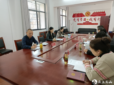 张春梅与县总工会党组班子成员开展集体廉政谈话