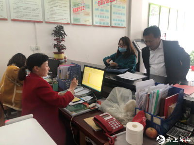 英山县总工会向小微企业返还工会经费8余万元