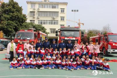 英山县县直机关幼儿园开展“走进消防”社会实践活动