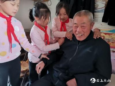 楊柳灣鎮(zhèn)東莊畈小學：小小“紅領巾”爭當小雷鋒