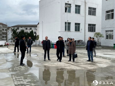 黄辉到南河镇中心小学检查指导运动场项目竣工验收工作