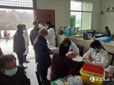 杨柳湾中心卫生院为村民提供免费健康体检