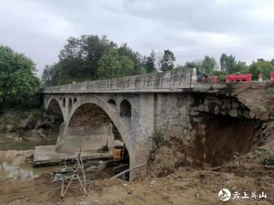 杨柳湾镇积极组织抢修暂祭河石拱桥