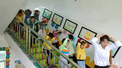 杨柳湾镇中心幼儿园  开展防灾减灾日宣传教育系列活动