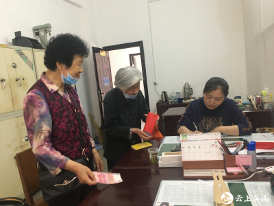 不忘初心!88岁老党员按时缴纳党费