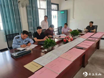 县政法委组织开展中小学校安全督导检查