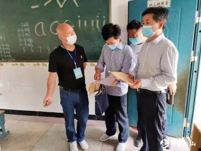 县教育局全面督查疫情防控工作