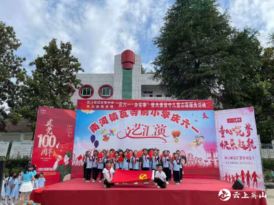 县妇联、县税务局到瓦寺前小学开展“庆六一”关爱留守儿童志愿活动