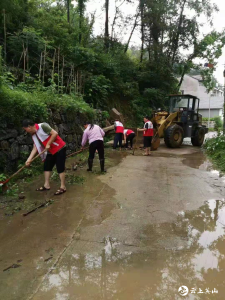石头咀镇水口村党员干部修复水毁基础设施