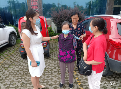 【为民办实事】县政务服务和大数据管理局帮助办事老人完成疫苗接种