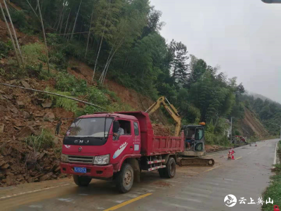 梅沙线K7+300处发生山体塌方，县农路局迅速清理保畅通