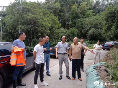 副县长郑伦福检查督办农村公路抢险保畅通工作