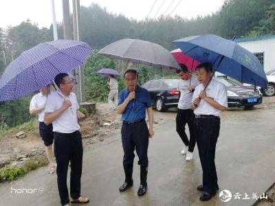 王万福到英山督导防汛保一方安澜