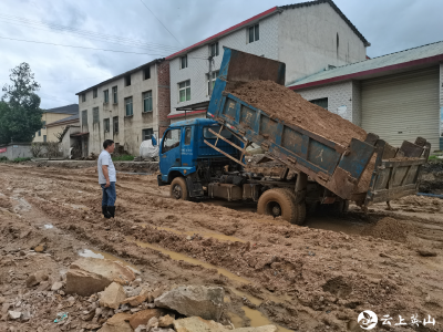 白铺村紧急抢修水毁路段