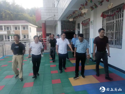 杨柳湾镇八个村联合开展教师节慰问